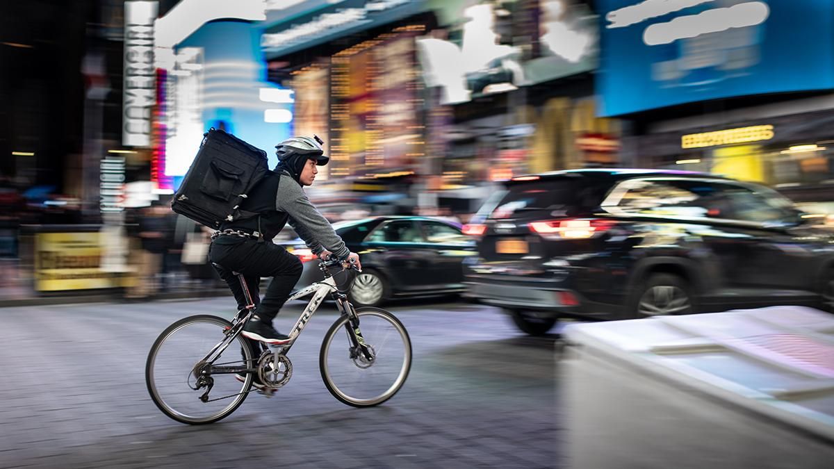 У Нью-Йорку хочуть заборонити швидку доставку – кур'єри поспішають і збивають людей - Техно У Нью-Йорку хочуть заборонити швидку доставку – кур'єри поспішають і збивають людей - Техно