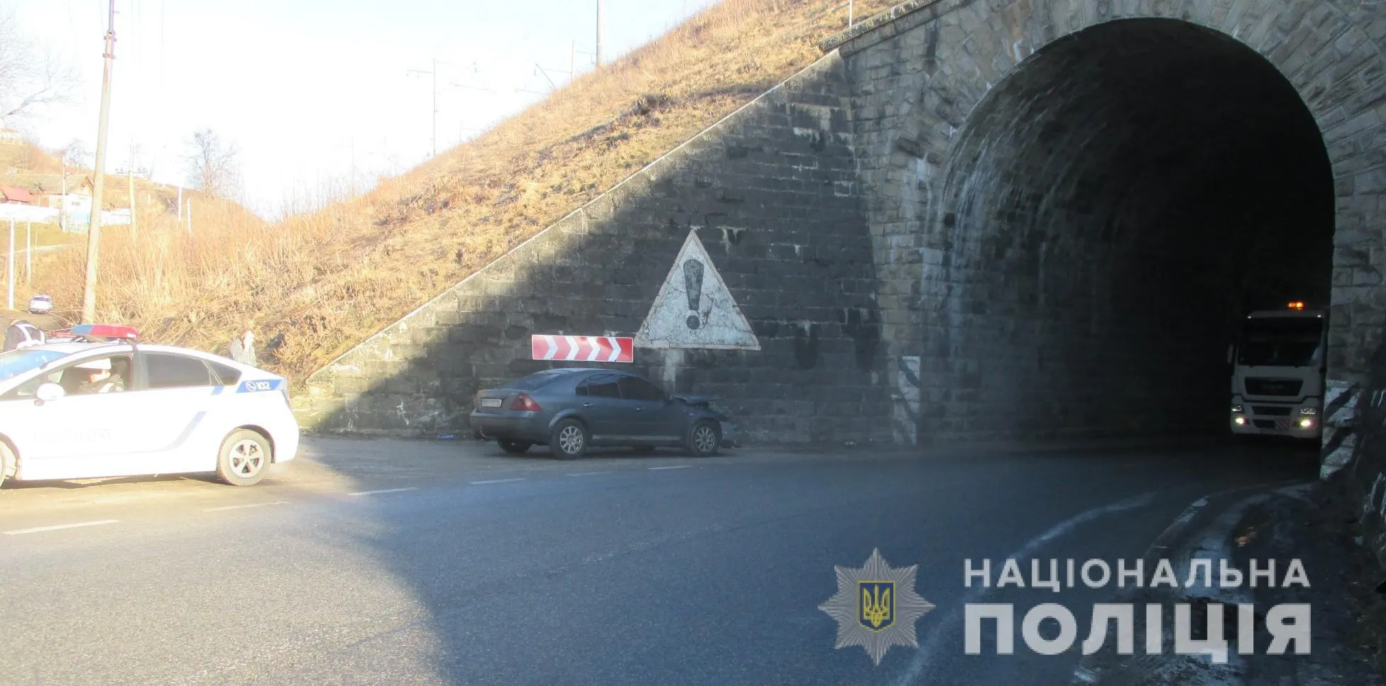 Ford влетів у стіну тунелю: у нищівній ДТП на Львівщині постраждала жінка Ford влетів у стіну тунелю: у нищівній ДТП на Львівщині постраждала жінка