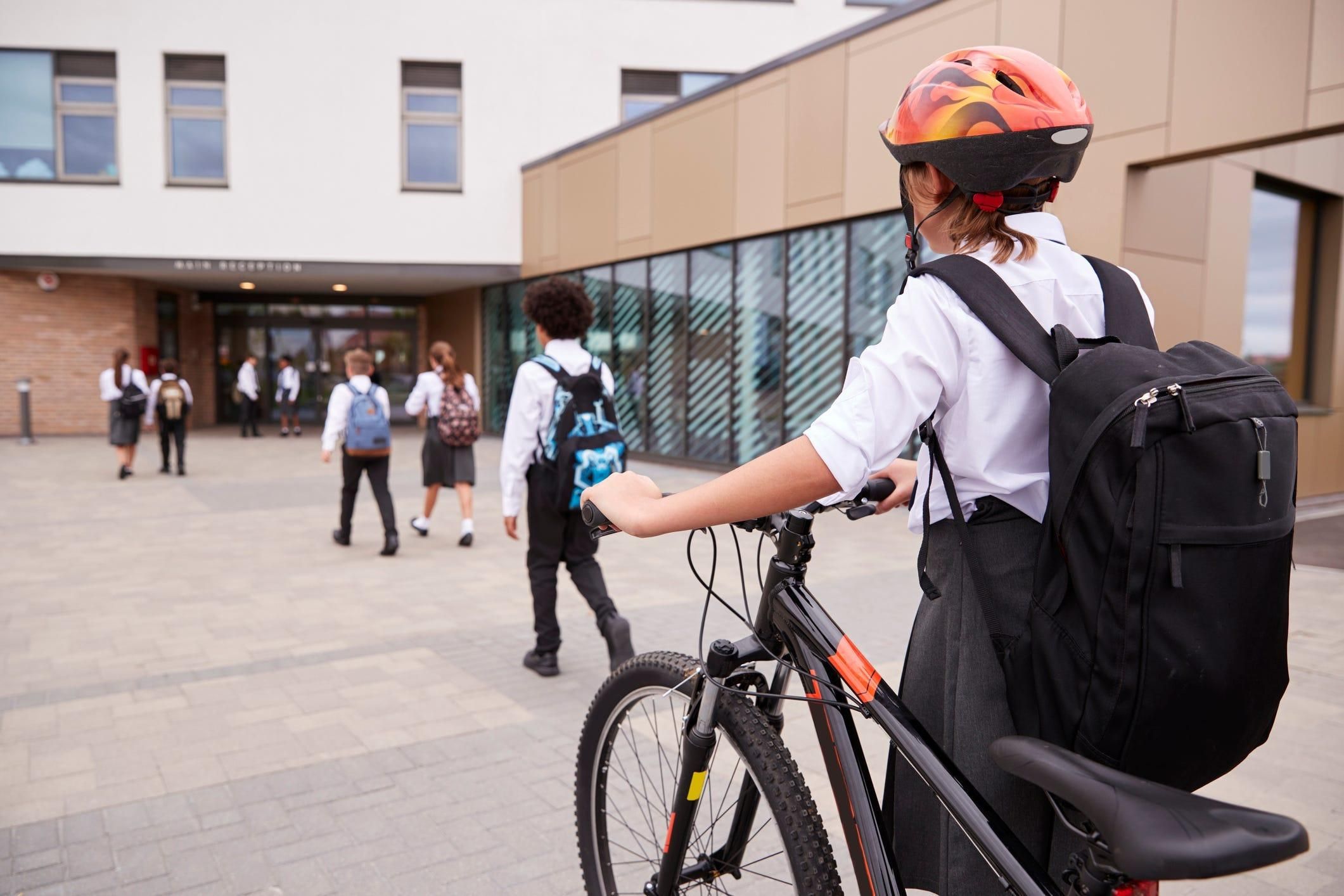 Дітей навчатимуть безпечно їздити на велосипеді: МОН розробляє програму для шкіл - Освіта