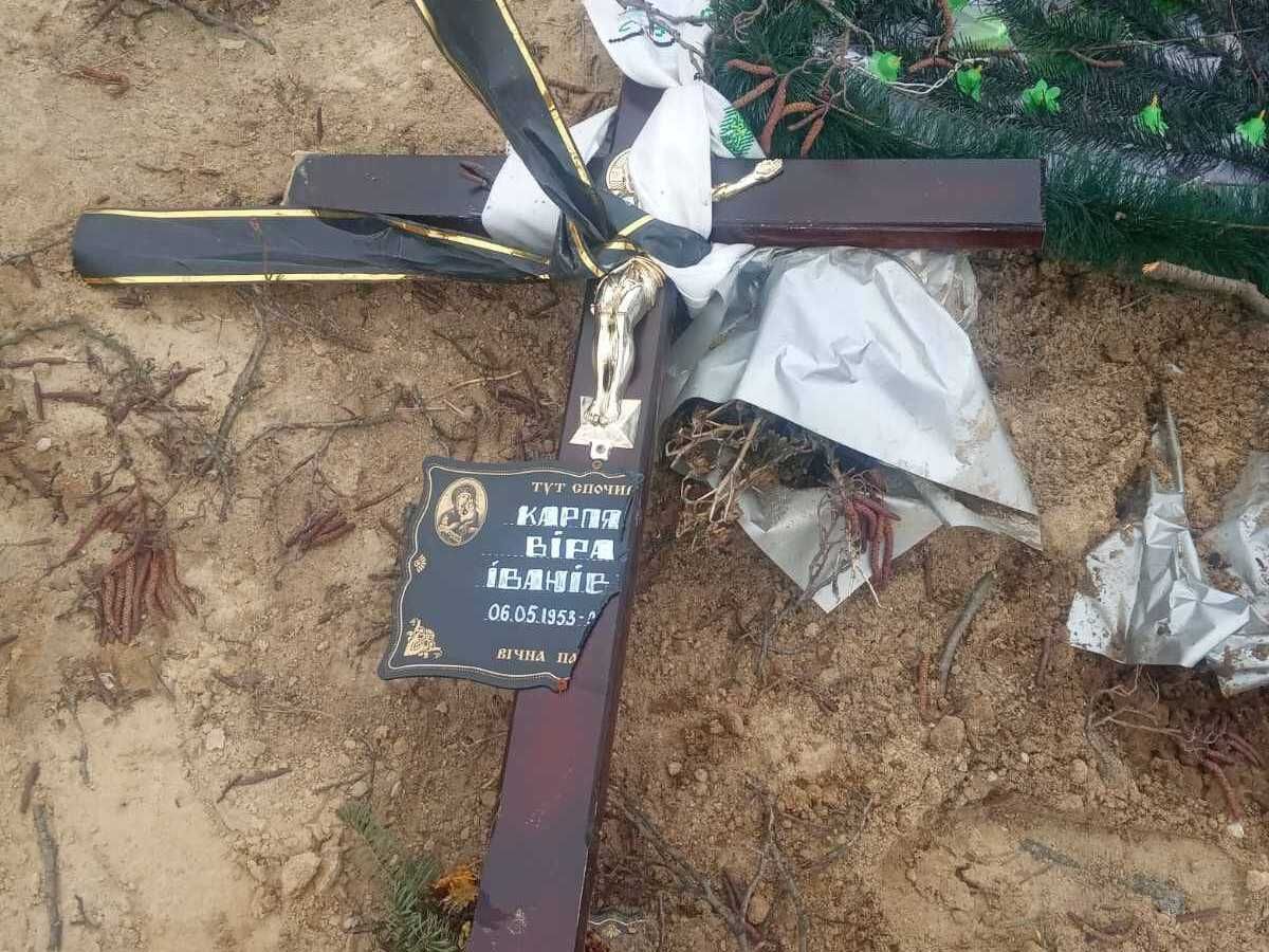 Трактор зрівняв могили із землею на Голосківському цвинтарі: обурливе відео - Львів Трактор зрівняв могили із землею на Голосківському цвинтарі: обурливе відео - Львів