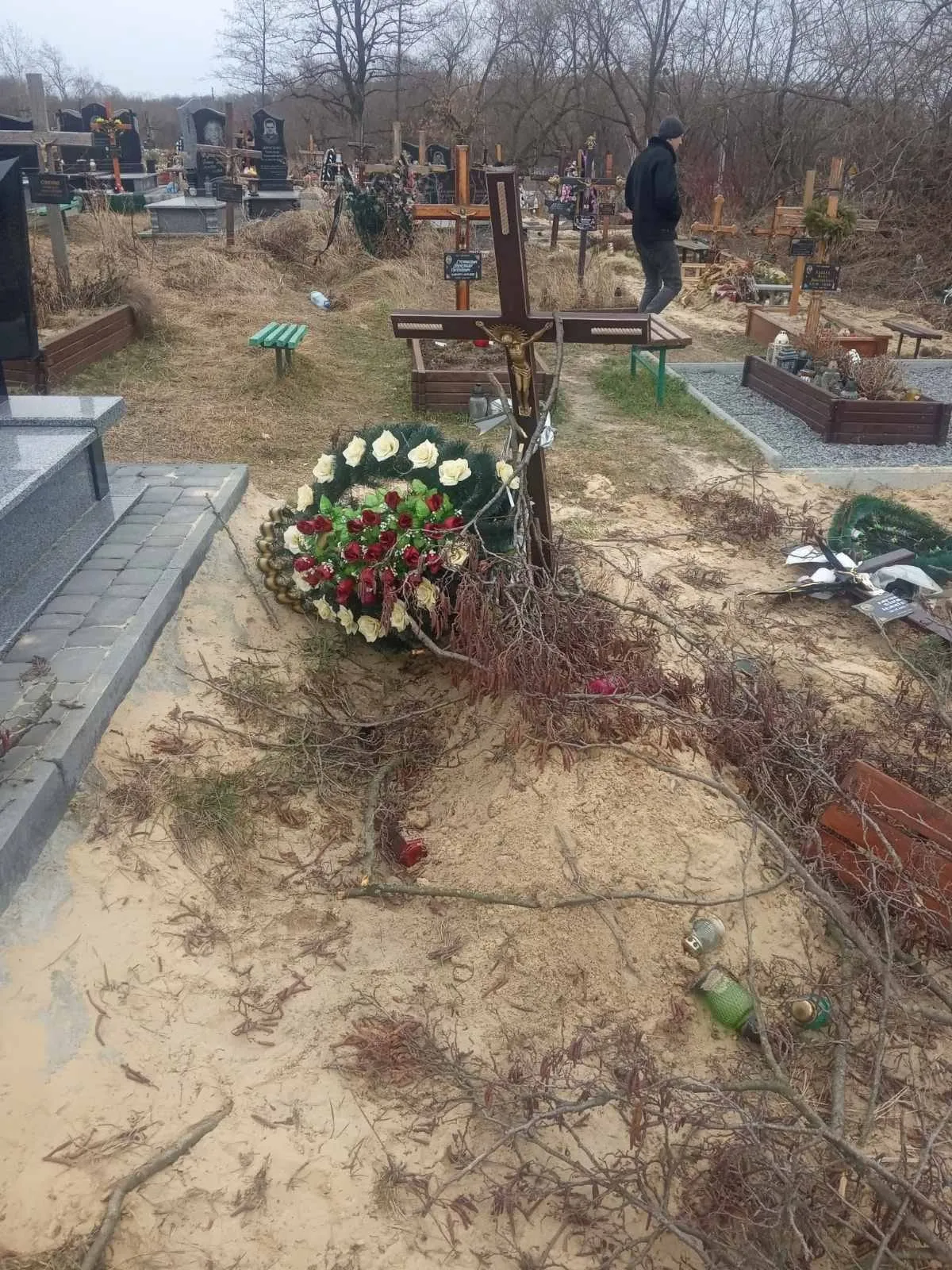 Трактор зрівняв могили із землею на Голосківському цвинтарі: обурливе відео Трактор зрівняв могили із землею на Голосківському цвинтарі: обурливе відео