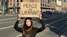 "Мисс Украина Вселенная" Анна Неплях красноречиво призвала к миру фото с центра Киева