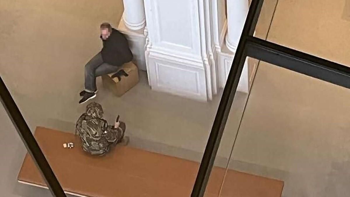 Взяв відвідувача у заручники і вимагав криптовалюту: терорист хотів "підірвати" магазин Apple - Бізнес Взяв відвідувача у заручники і вимагав криптовалюту: терорист хотів "підірвати" магазин Apple - Бізнес