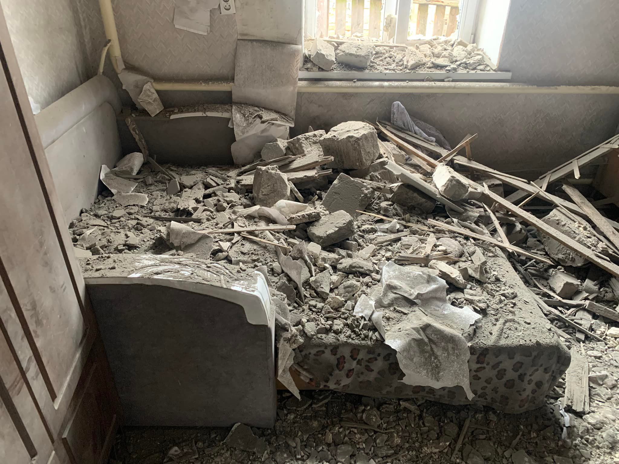 Врятував дзвінок батька, – журналіст показав знищену обстрілами кімнату дівчинки з Мар'їнки - 24 Канал Врятував дзвінок батька, – журналіст показав знищену обстрілами кімнату дівчинки з Мар'їнки - 24 Канал