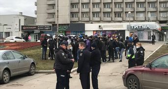 "Нацкорпус" и "Правый сектор" устроили столкновения в центре Сум
