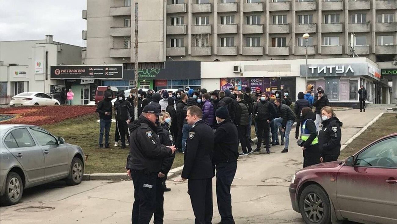 "Нацкорпус" и "Правый сектор" устроили столкновения в центре Сум