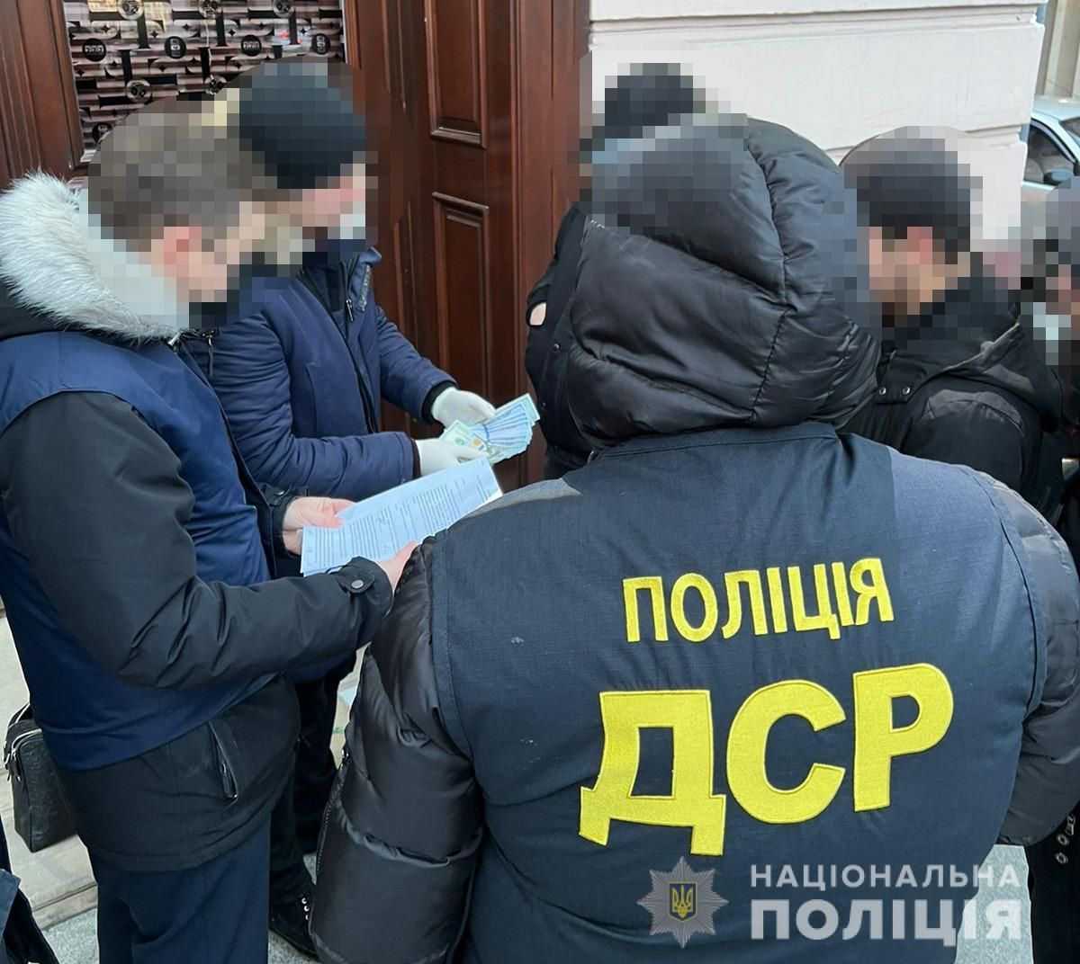 За український паспорт – 12 тисяч доларів: у Львові затримали посадовця міграційної служби - Львів