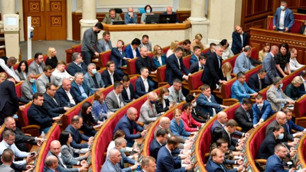 Введение чрезвычайного положения: Рада собралась на внеочередное заседание Введение чрезвычайного положения: Рада собралась на внеочередное заседание