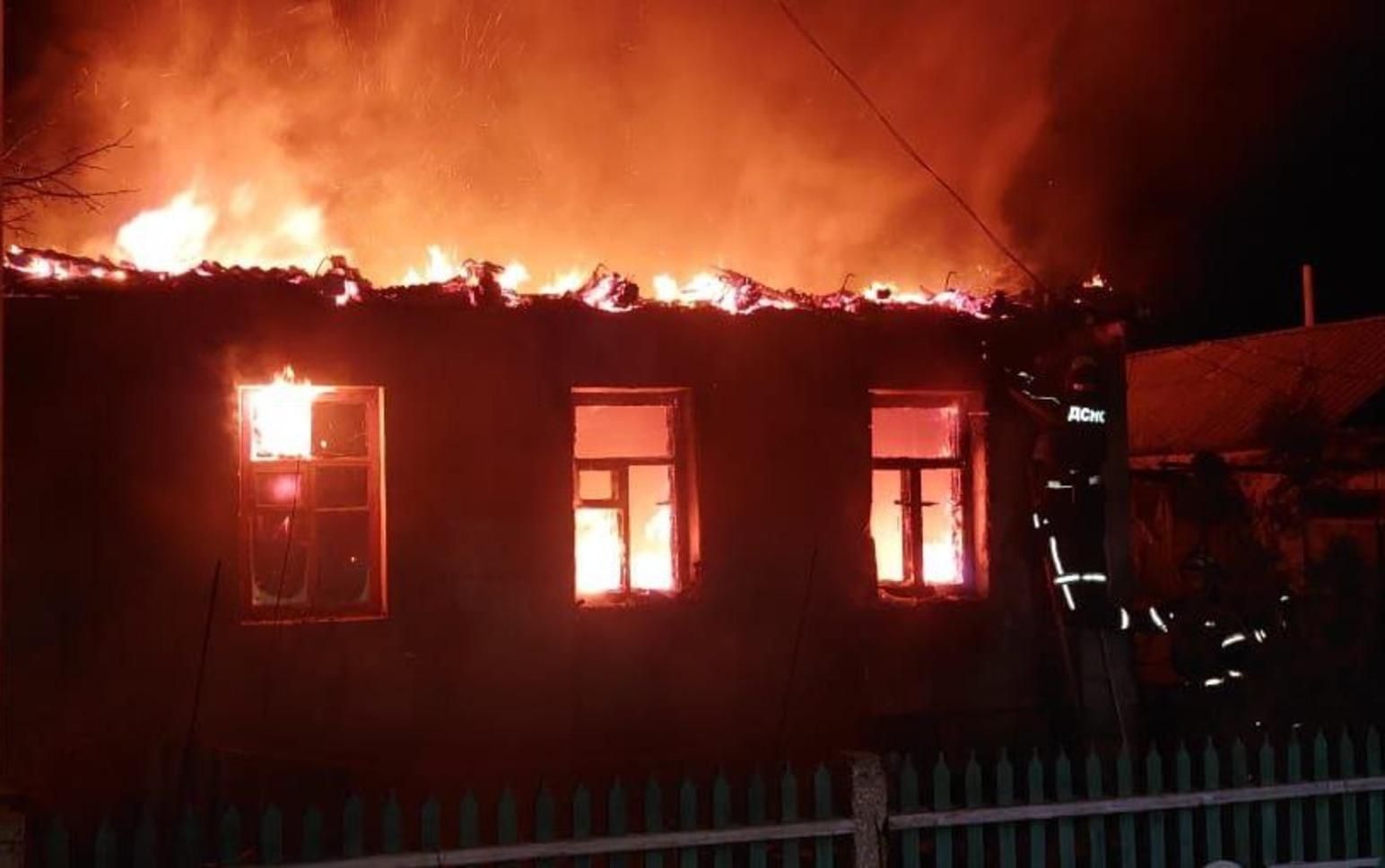 Снаряд бойовиків влучив у будинок в Станиці Луганській: спалахнула пожежа - 24 Канал