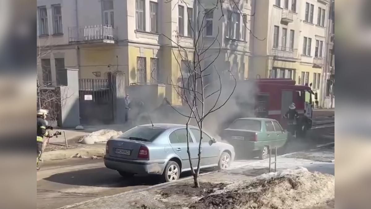 Под консульством России в Харькове вспыхнул автомобиль: видео возгорания