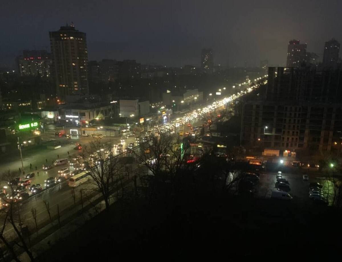 Жителі Києва залишають місто через обстріли: перші фото - 24 Канал