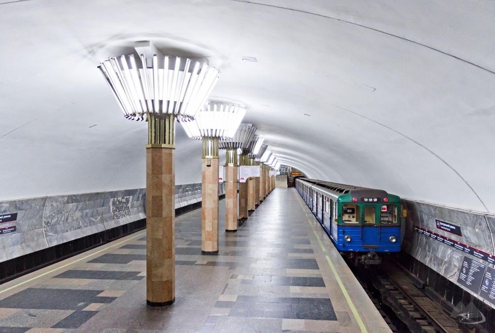 Харків'яни ховаються від вибухів у метро: відео з місця події - 24 Канал Харків'яни ховаються від вибухів у метро: відео з місця події - 24 Канал