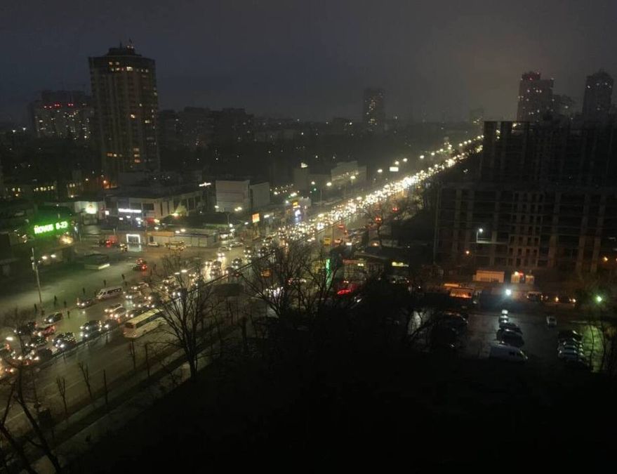 Жители Киева покидают город из-за обстрелов: первые фото Жители Киева покидают город из-за обстрелов: первые фото