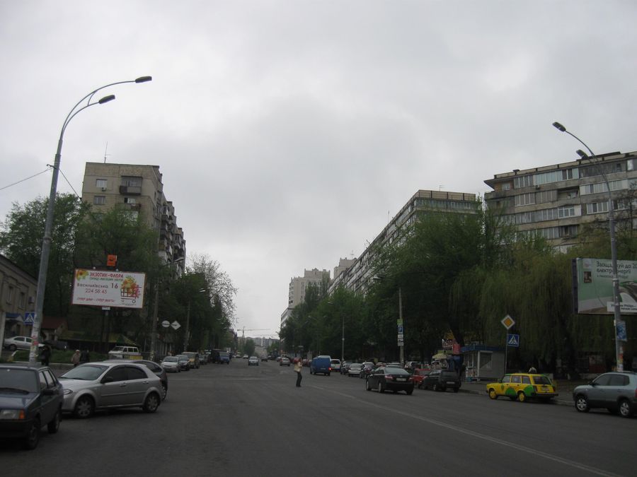 Взрыв в Киеве: повреждены дома и торговые площадки