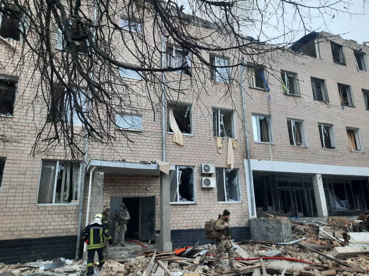 Фото разрушения зданий воинской части в Киеве: есть пострадавшие