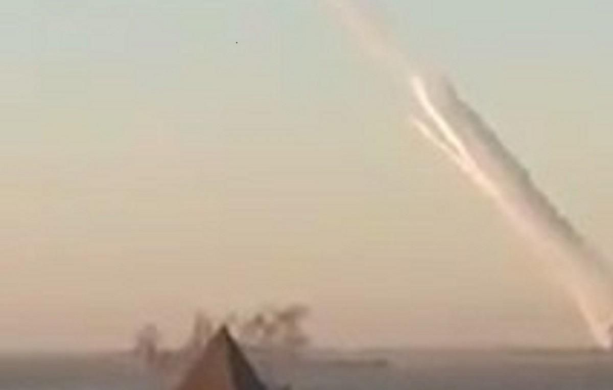 В сети показали пуски ракет из России по территории Украины В сети показали пуски ракет из России по территории Украины