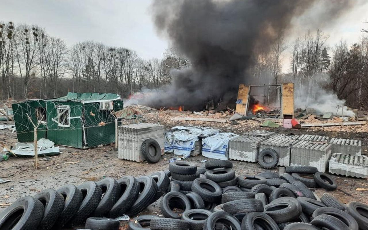 Ворог атакує не лише підрозділи на кордоні, а й об’єкти в тилу: жахливі фото обстрілу - 24 Канал