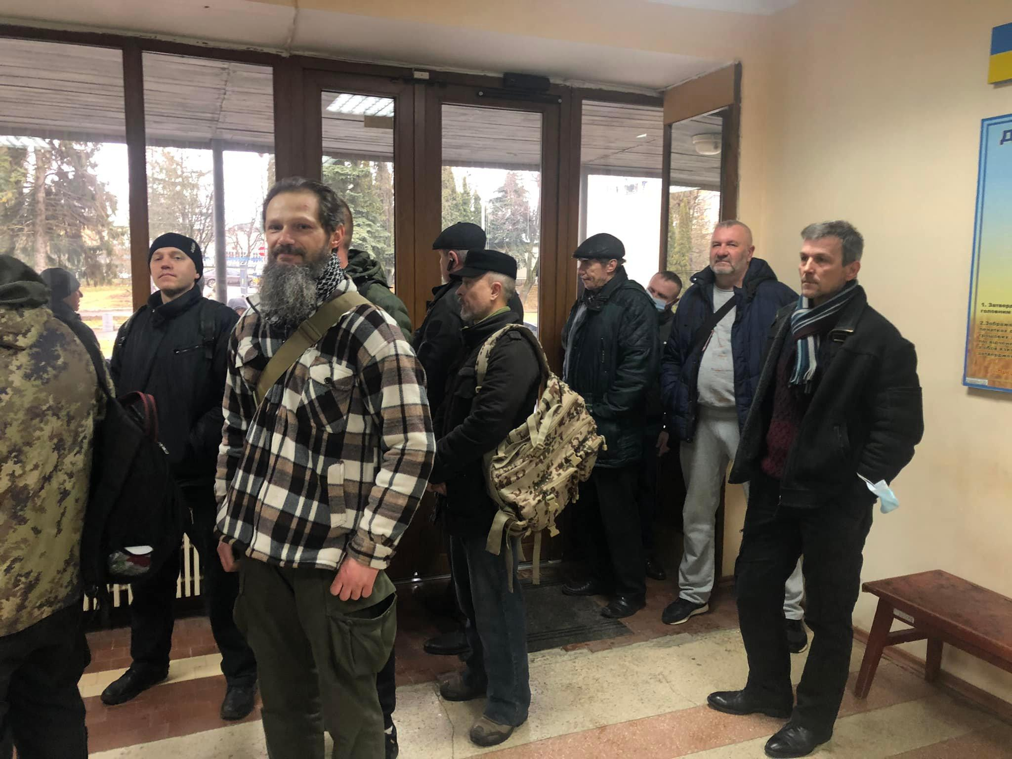 На фоне агрессии России в Тернополе выстроились очереди в территориальные центры комплектования На фоне агрессии России в Тернополе выстроились очереди в территориальные центры комплектования