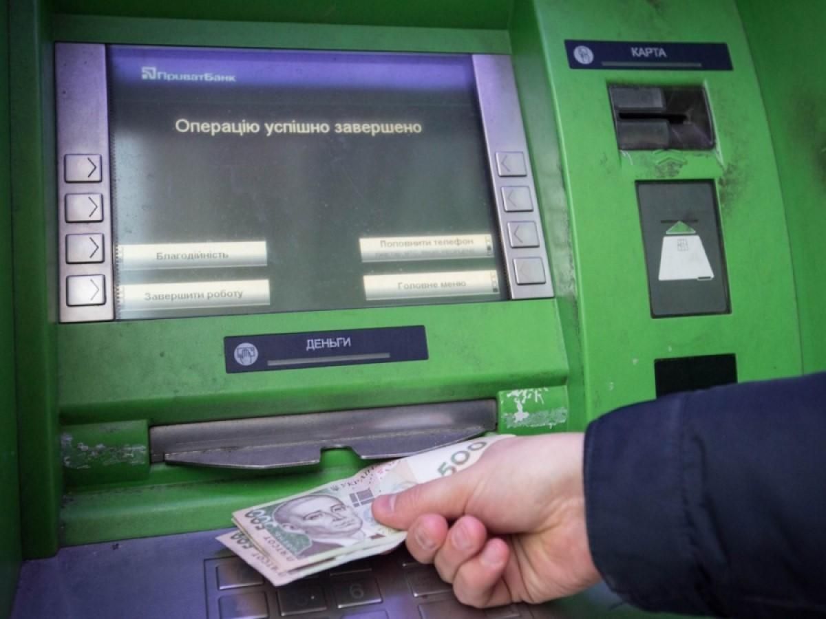 100 тысяч гривен в день: НБУ ограничил снятие наличных со счета 100 тысяч гривен в день: НБУ ограничил снятие наличных со счета