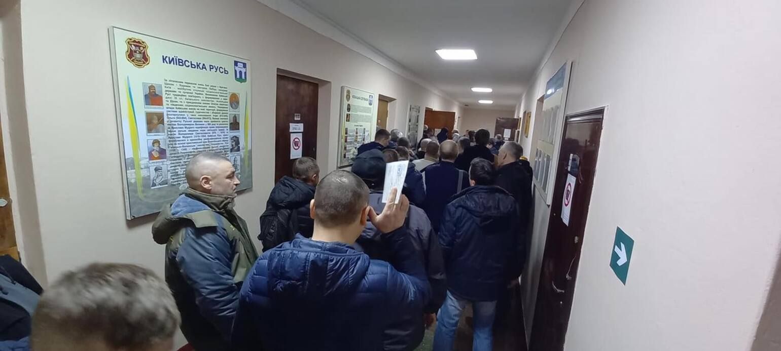 Люди массово записываются в военкоматы в Ровно Люди массово записываются в военкоматы в Ровно