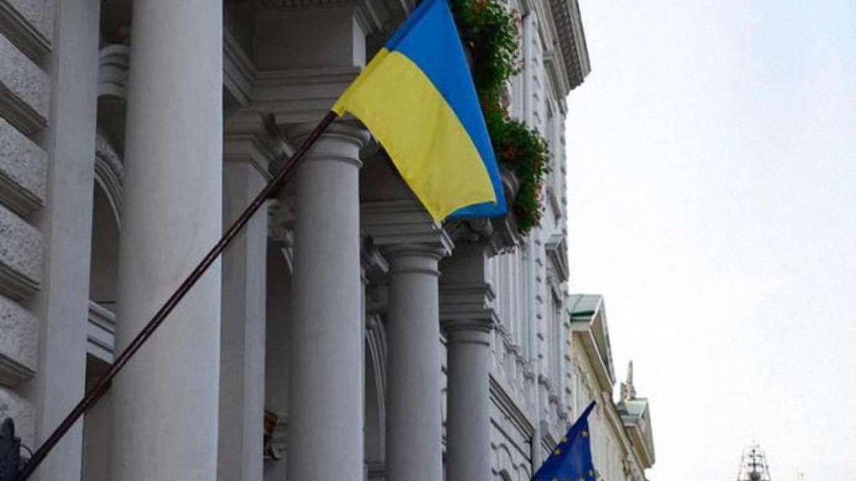 В ОП призвали вывешивать повсюду украинские флаги - 24 Канал В ОП призвали вывешивать повсюду украинские флаги - 24 Канал