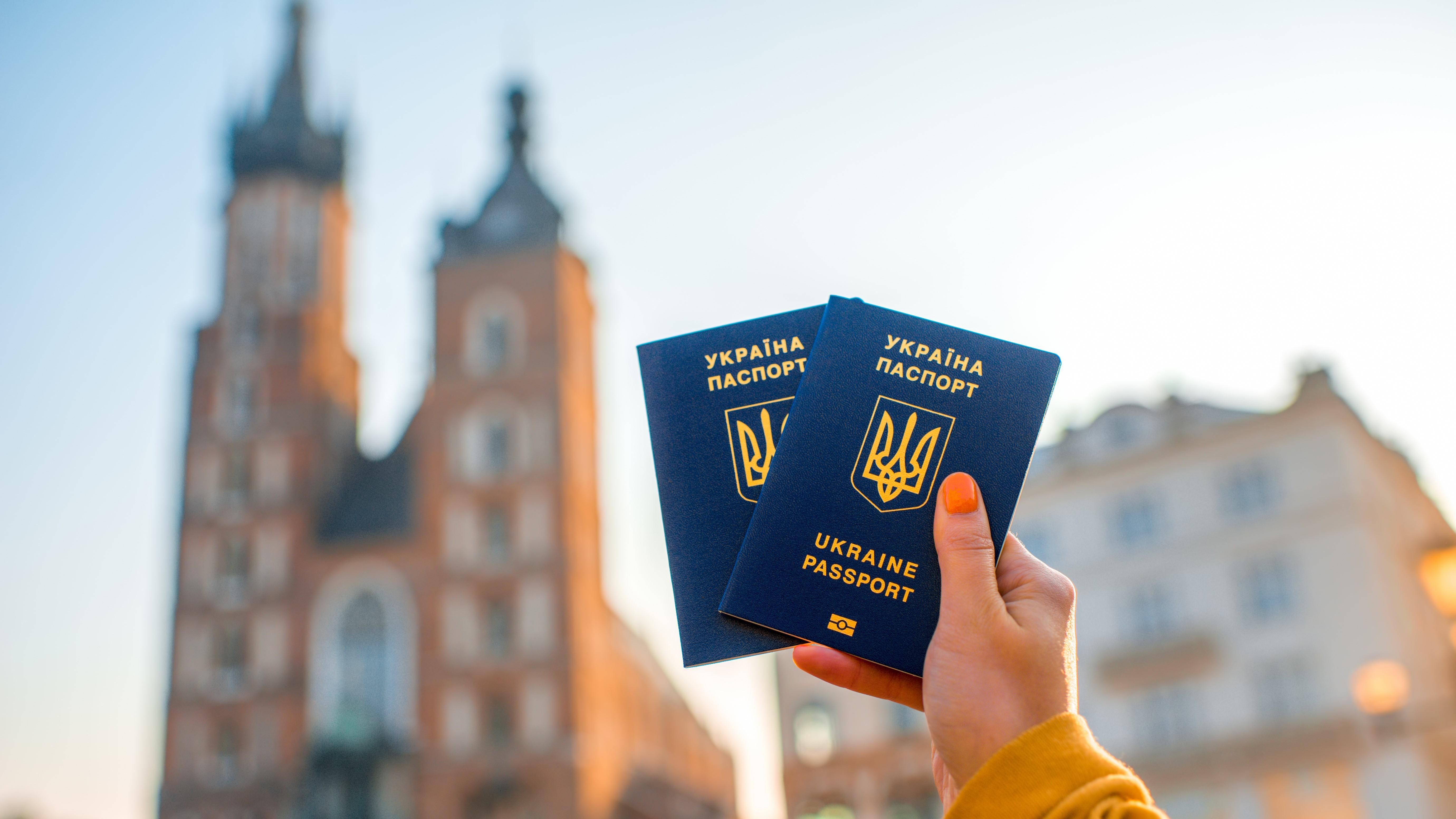Как действовать украинцам, которые сейчас находятся за границей: МИД дало рекомендации