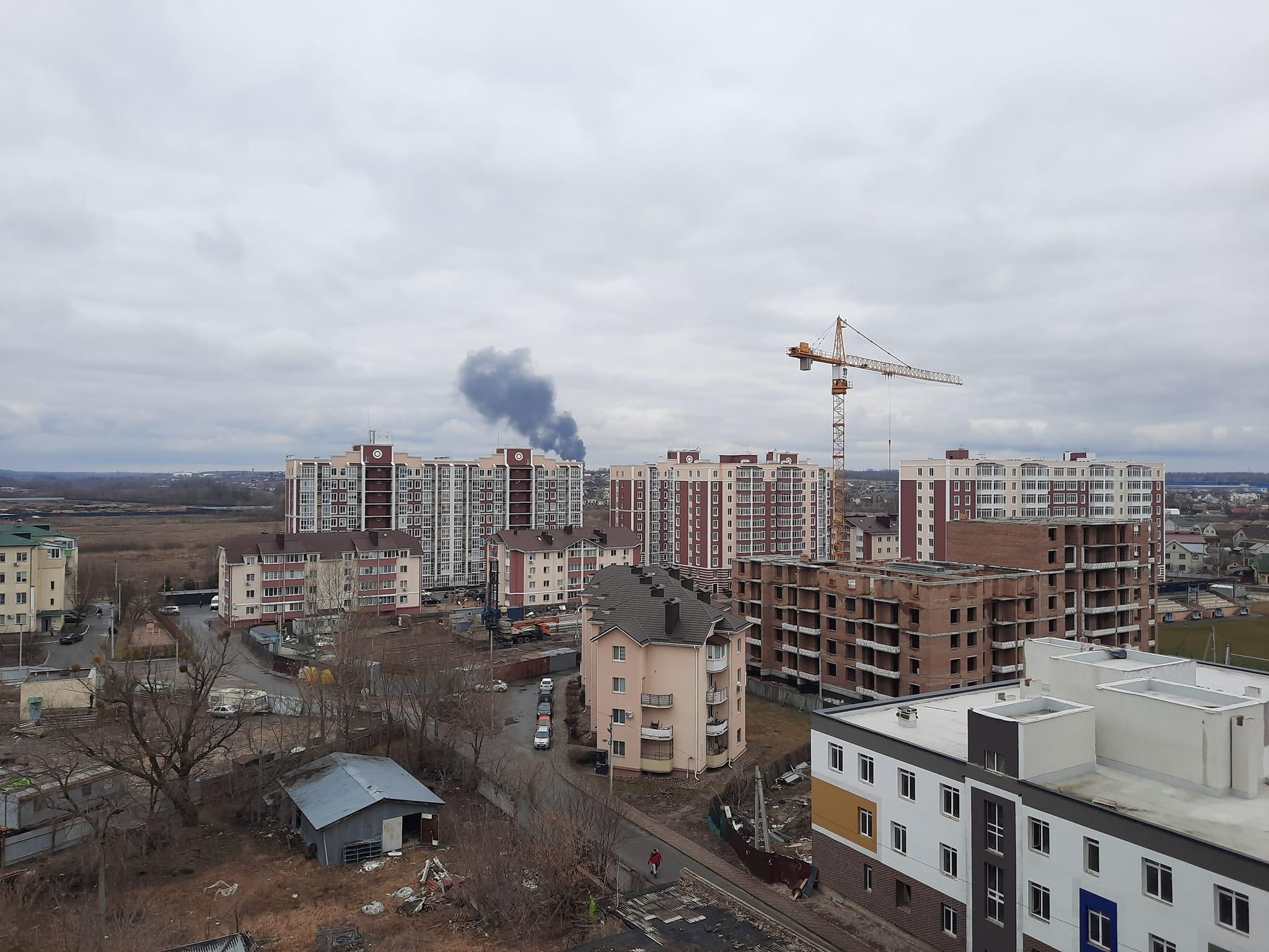 Горит аэродром: россияне обстреляли Гостомель Горит аэродром: россияне обстреляли Гостомель