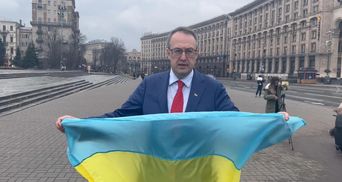 Показати окупантам, що не здаємось: у Києві волонтери роздають охочим прапори для флешмобу