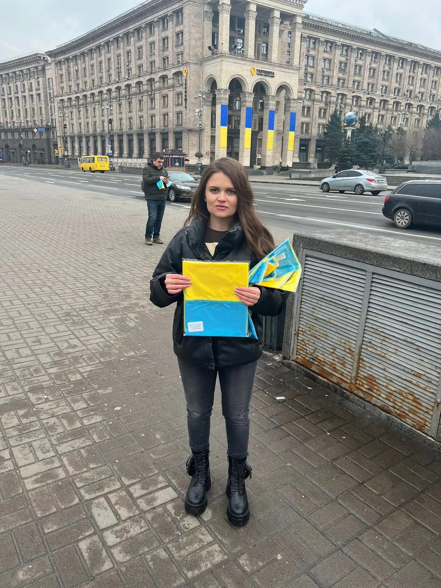 Волонтери роздають державні прапори на Майдані