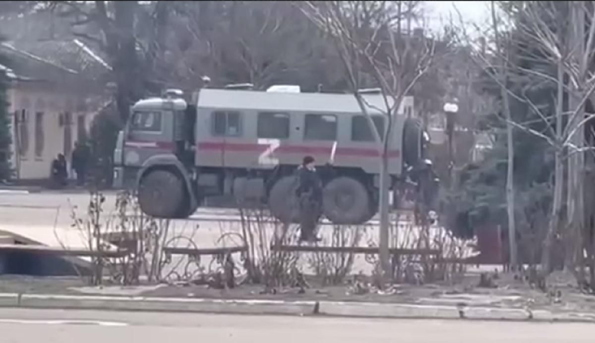 У Генічеськ зайшла піхота із російськими позначками: відео - 24 Канал