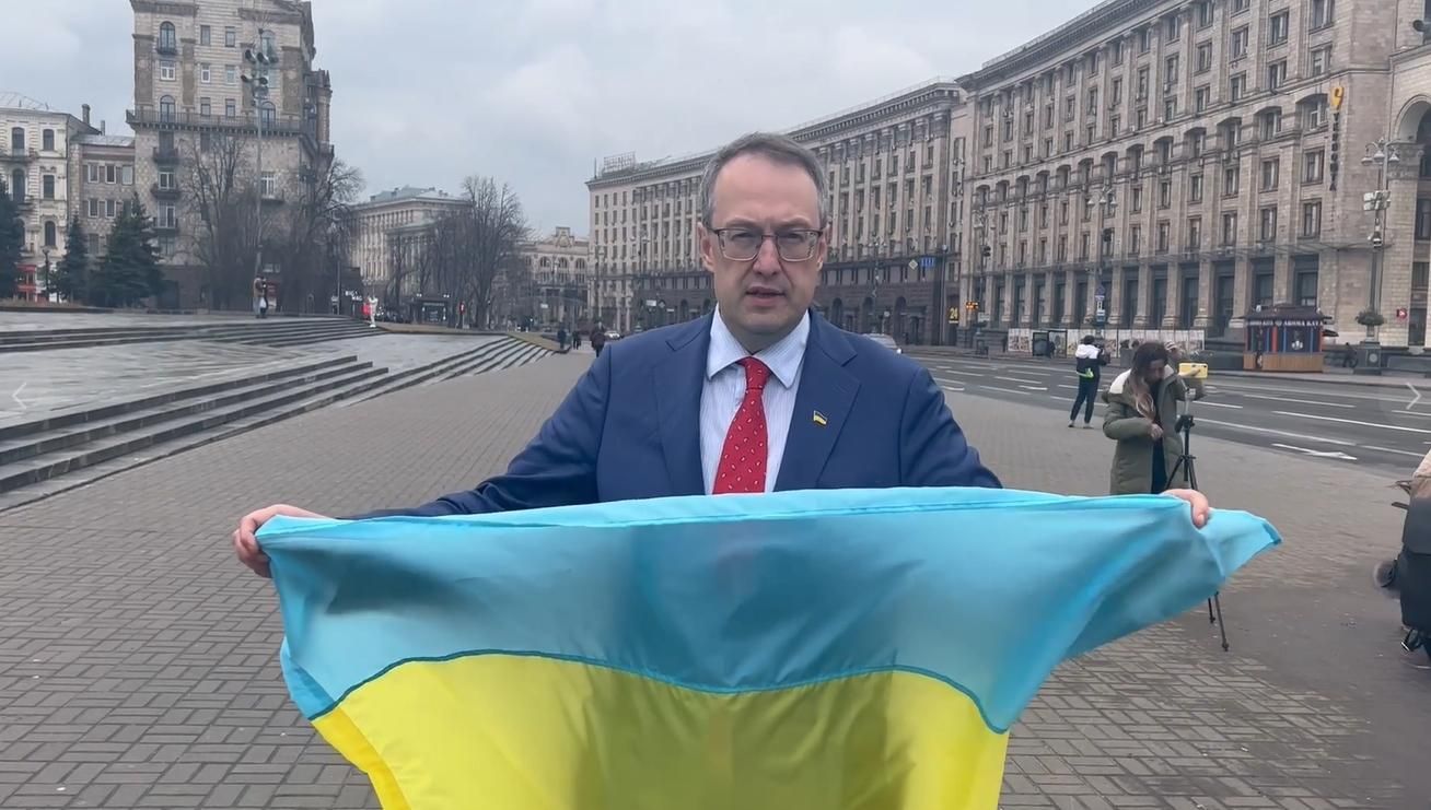 Показать оккупантам, что не сдаемся: в Киеве волонтеры раздают желающим флаги для флешмоба - Киев Показать оккупантам, что не сдаемся: в Киеве волонтеры раздают желающим флаги для флешмоба - Киев