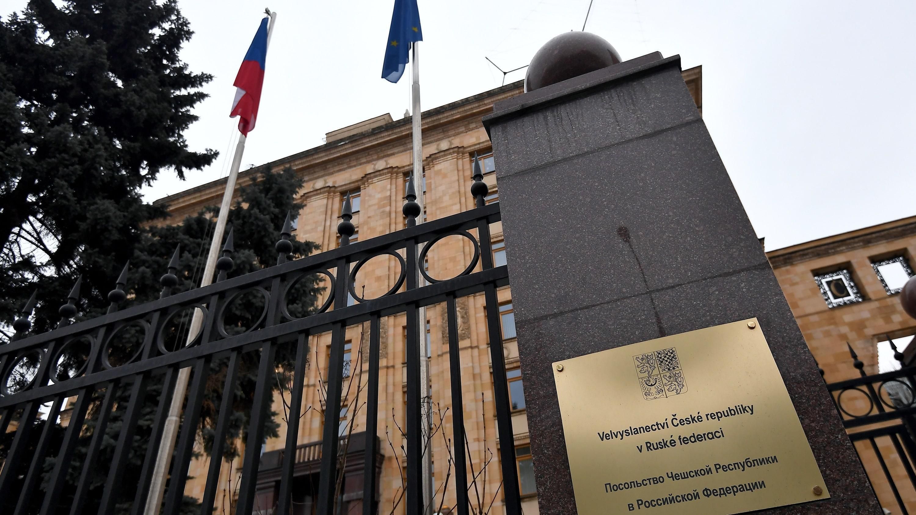Чехия закрывает свои консульства в России, – Reuters