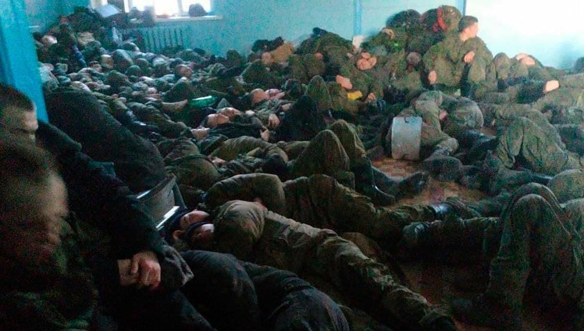 Российских срочников массово переводят на контракт и отправляют воевать в Украину Российских срочников массово переводят на контракт и отправляют воевать в Украину