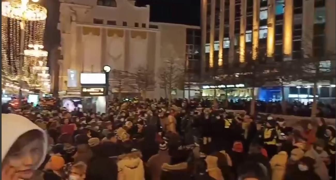 "Нет войне", "Путин убийца": как Украину поддерживает мир на акциях "Нет войне", "Путин убийца": как Украину поддерживает мир на акциях