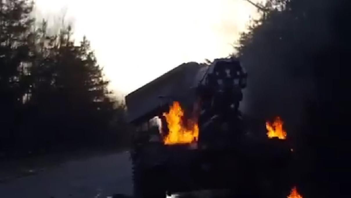 В Сновске местные жители вытащили российских военных из танка: видео - 24 Канал В Сновске местные жители вытащили российских военных из танка: видео - 24 Канал