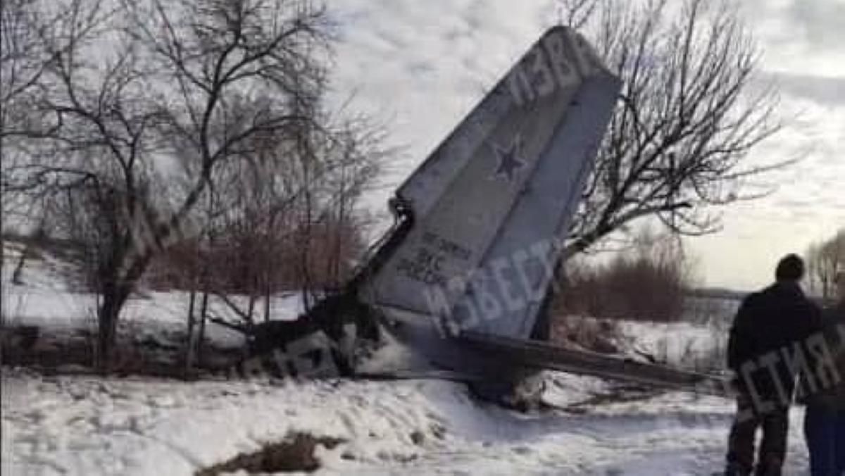 З'явилося відео падіння військово літака в Росії: екіпаж загинув - 24 Канал