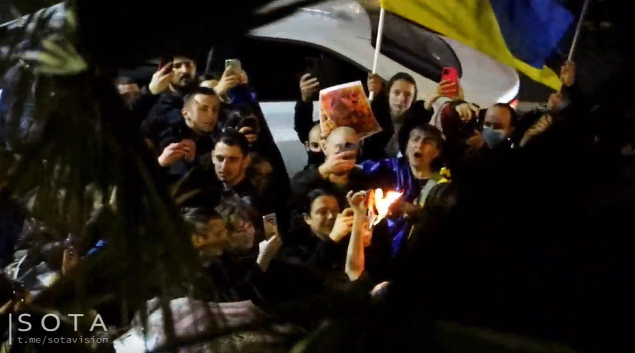 В Тель-Авіві росіяни спалюють свої паспорти перед російським консульством - 24 Канал В Тель-Авіві росіяни спалюють свої паспорти перед російським консульством - 24 Канал