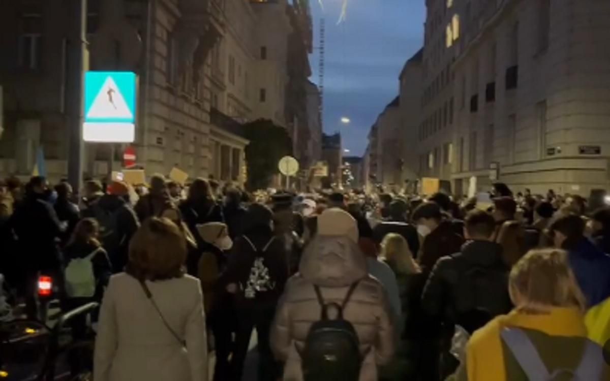 Россия официально начала войну: в Польше кричат "Слава Украине!" Россия официально начала войну: в Польше кричат "Слава Украине!"