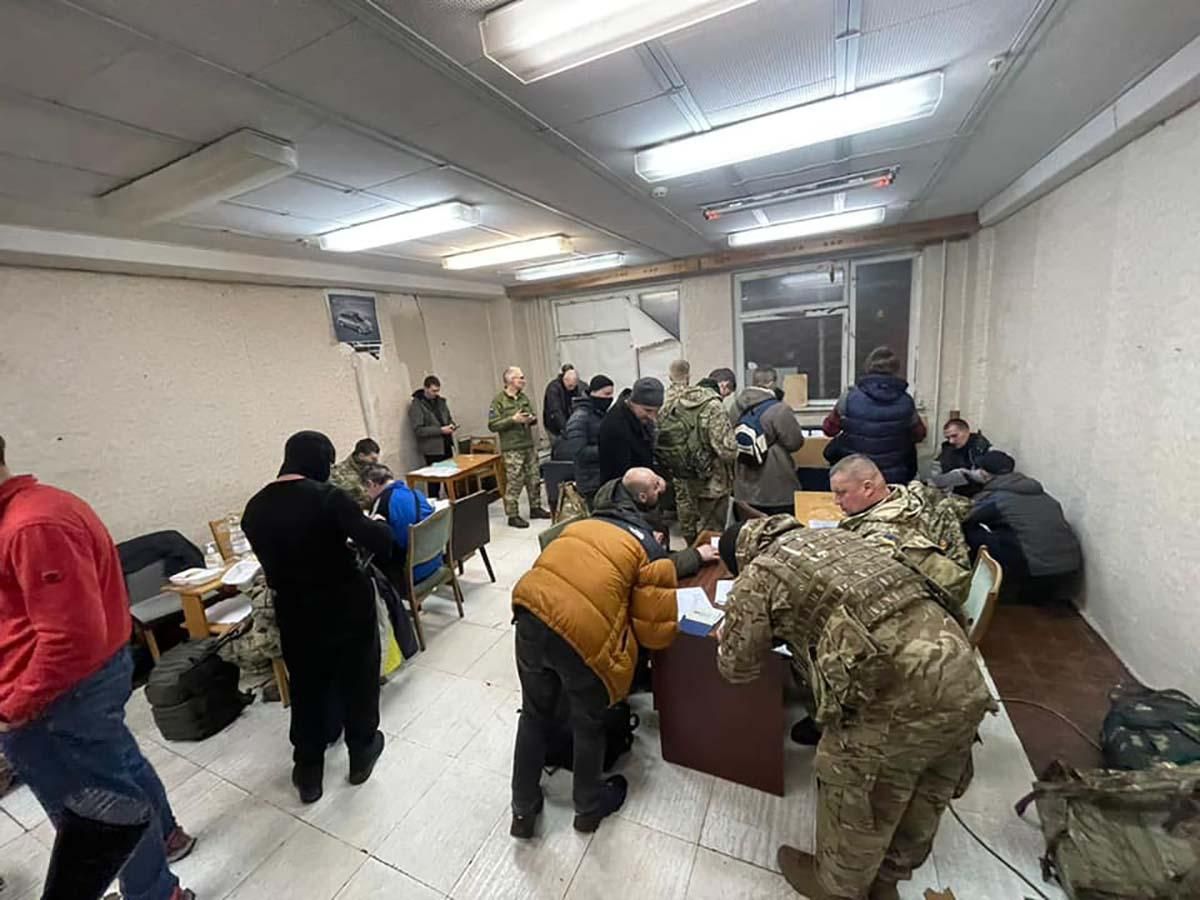 Тисячі людей долучаються до територіальної оборони міст - 24 Канал Тисячі людей долучаються до територіальної оборони міст - 24 Канал