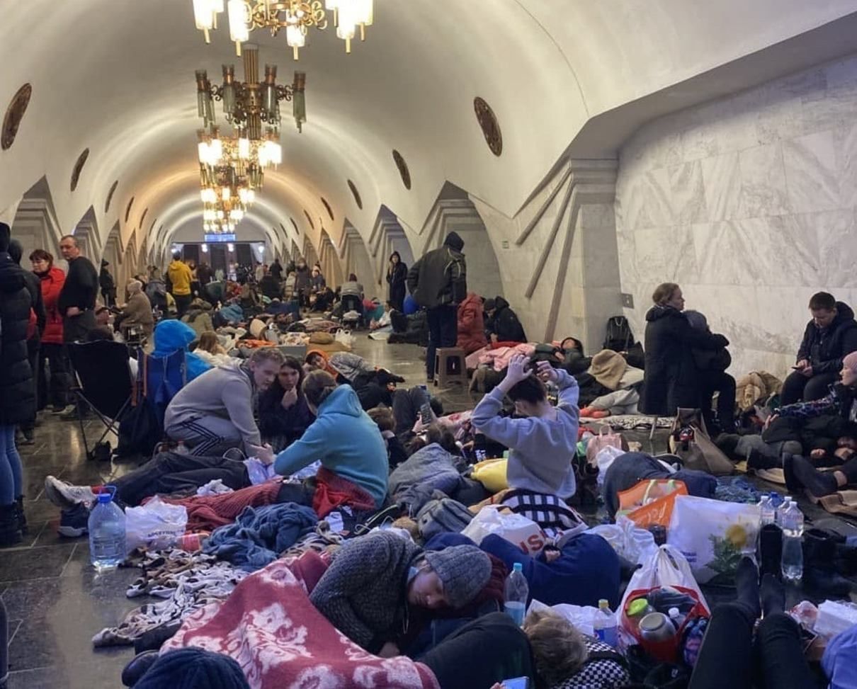 Перший день війни: харків'яни ночують в метро - 24 Канал Перший день війни: харків'яни ночують в метро - 24 Канал