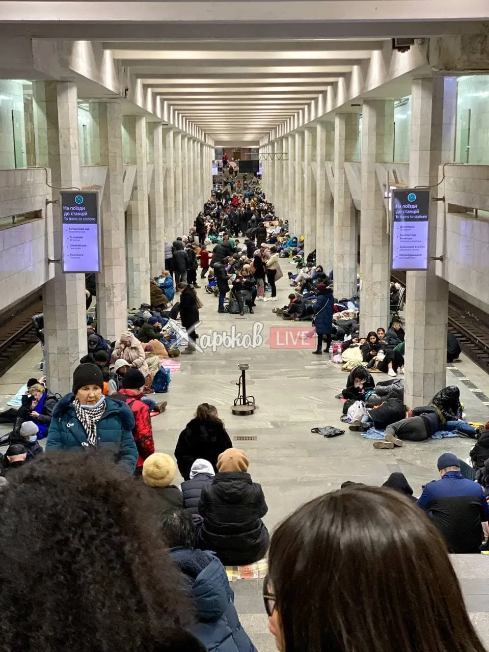 Люди в метро в Харкові Люди в метро в Харкові