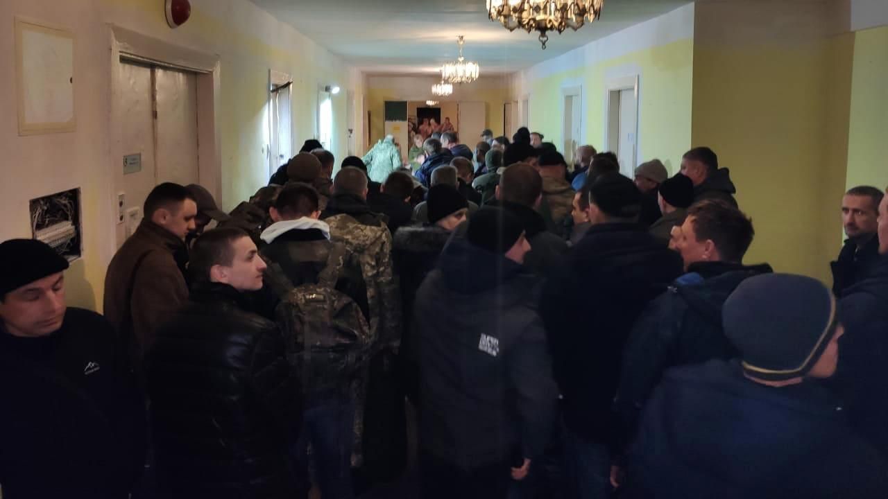 Зібралися величезні черги охочих вступити до 24 королівської бригади на Львівщині - Львів Зібралися величезні черги охочих вступити до 24 королівської бригади на Львівщині - Львів