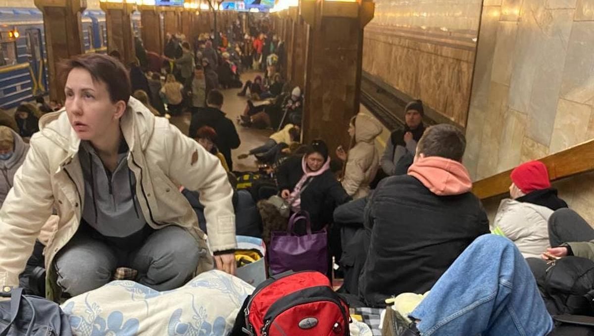 Тисячі киян ховаються від ймовірних обстрілів: ситуація у метро Києва - Київ Тисячі киян ховаються від ймовірних обстрілів: ситуація у метро Києва - Київ