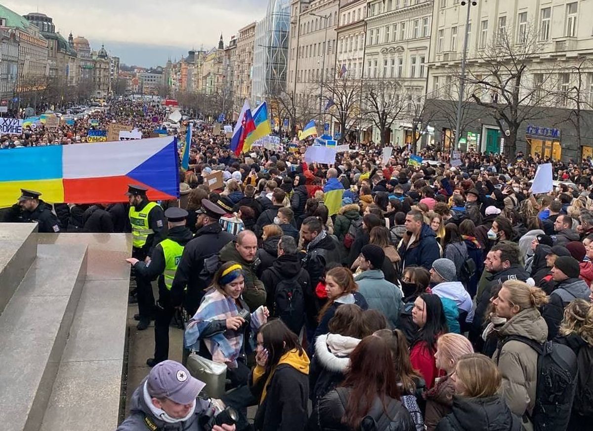 Много людей в Праге развернули огромный украинский флаг, чтобы поддержать нас: невероятное видео
