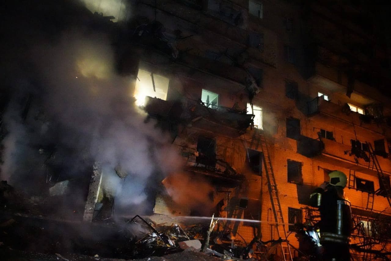 Багатоповерхівка в Києві після обстрілу окупантів зруйнована: фото і відео наслідків - 24 Канал