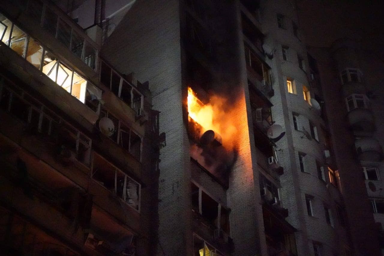 Пожар в многоэтажке Киева после вражеского обстрела: есть угроза разрушения