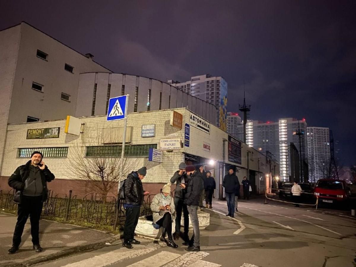 Эвакуировали жителей дома в Дарницком районе Киева, в который попали обломки ракеты - 24 Канал Эвакуировали жителей дома в Дарницком районе Киева, в который попали обломки ракеты - 24 Канал