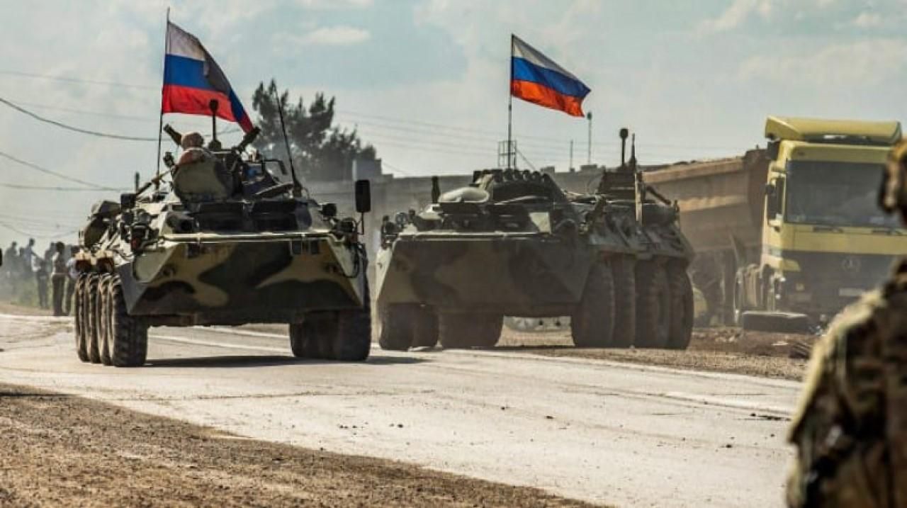 В Новой Каховке зафиксировали колонну военной техники РФ возле городского совета В Новой Каховке зафиксировали колонну военной техники РФ возле городского совета