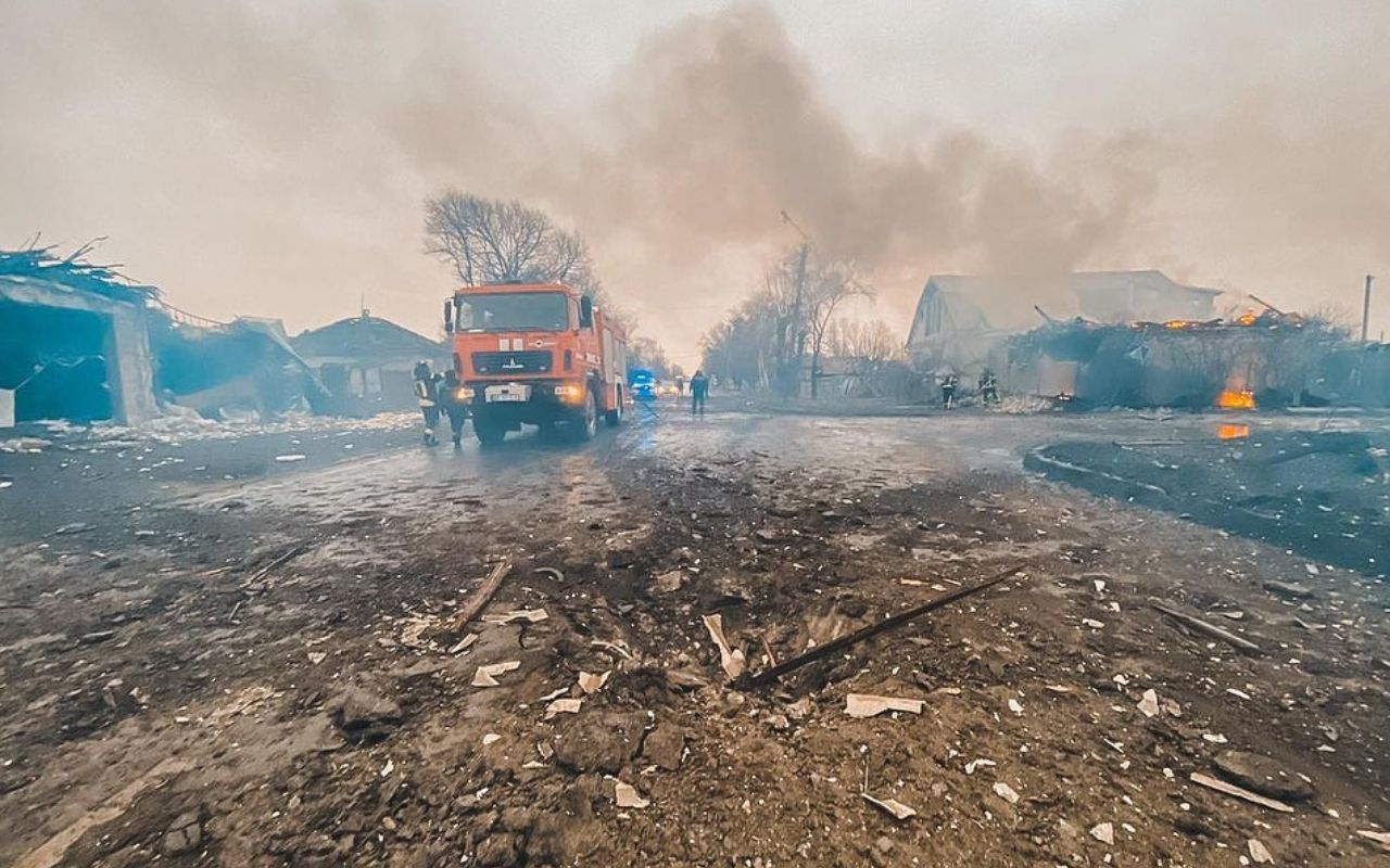Уничтожены целые улицы: спасатели показали последствия обстрелов в Старобельске Уничтожены целые улицы: спасатели показали последствия обстрелов в Старобельске