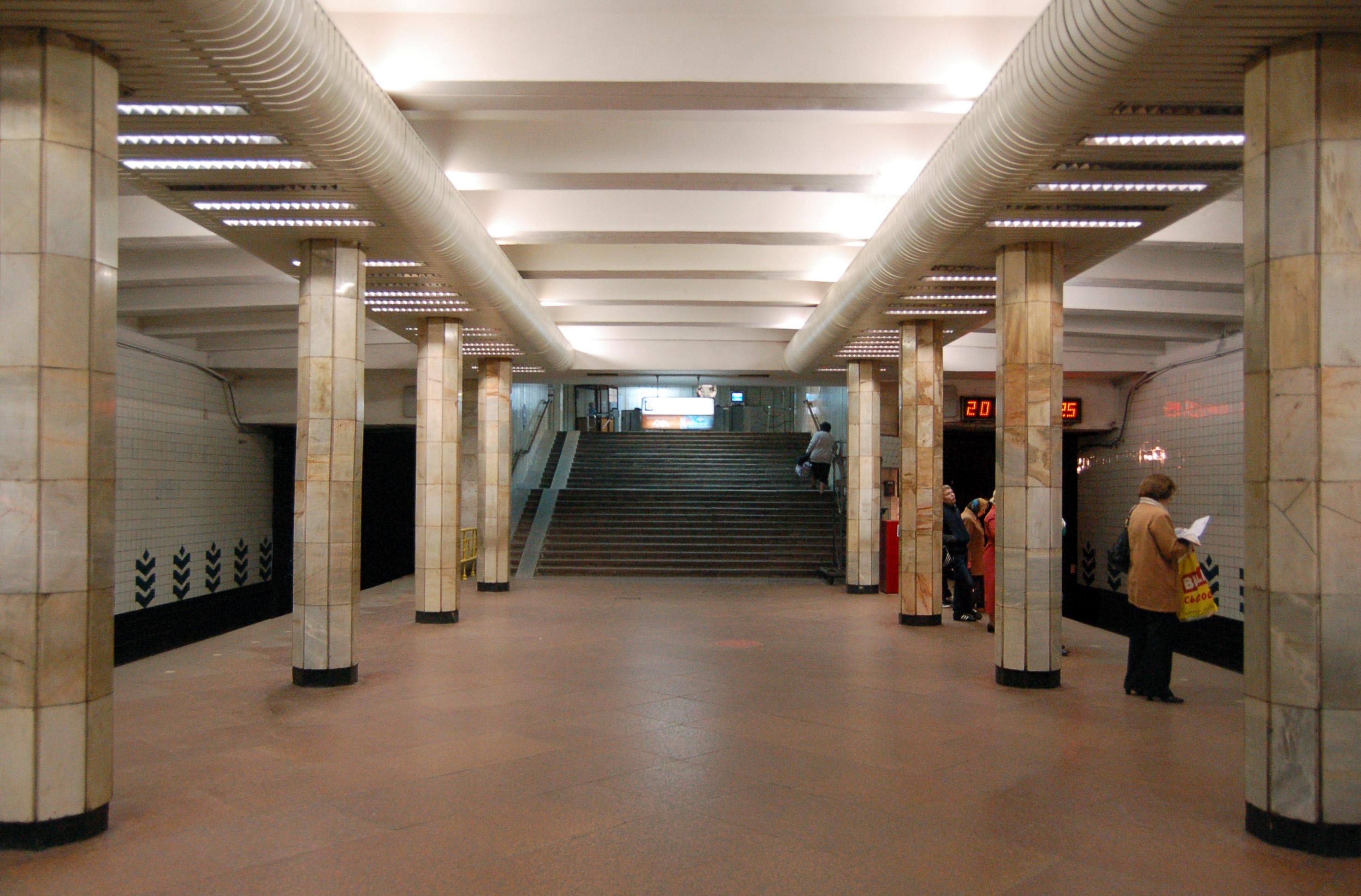 Як працює "червона лінія" метро в Києві: частину станцій використовують як бомбосховище - 24 Канал